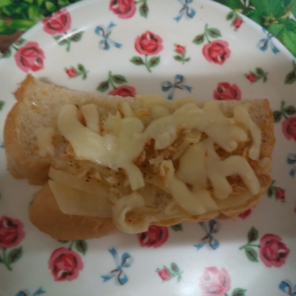 甘酢生姜を使った小えびのチーズトースト