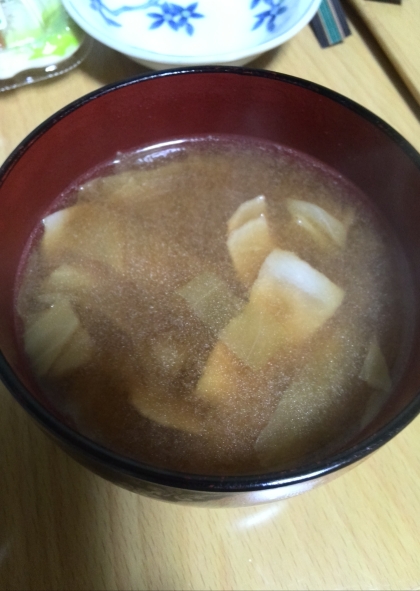 冷蔵庫にあるもので。
コンソメスープに合う具で味噌汁は意外でしたが、作ってみたらコクがあっておいしかったです。