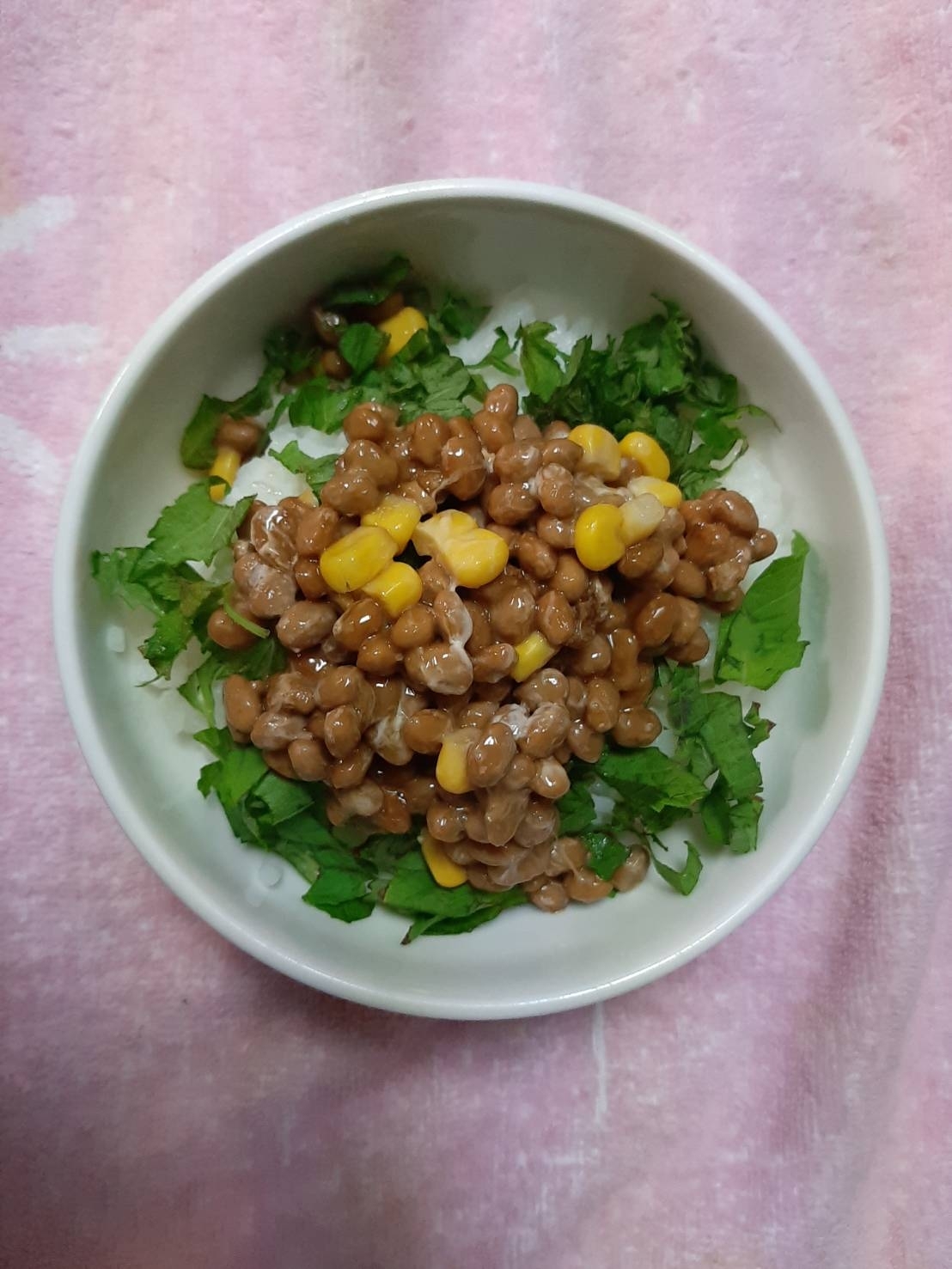 大葉をのせた納豆コーン丼