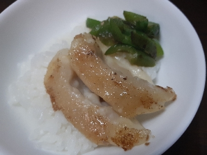 ピーマンのバター炒めのせた焼き餃子丼