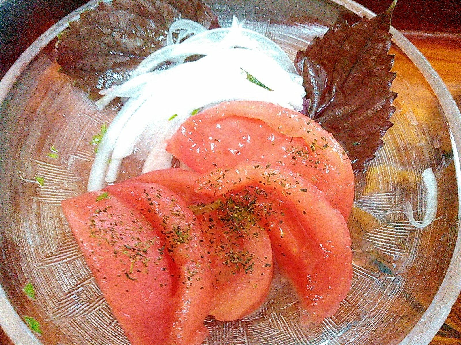 トマト&玉ねぎの赤しそ&食べる緑茶かけサラダ