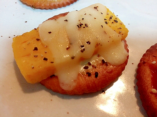 玉子焼きととろけるチーズのリッツ