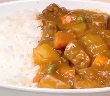 カレー（じゃがいも・人参・豚肩ロースetc..）