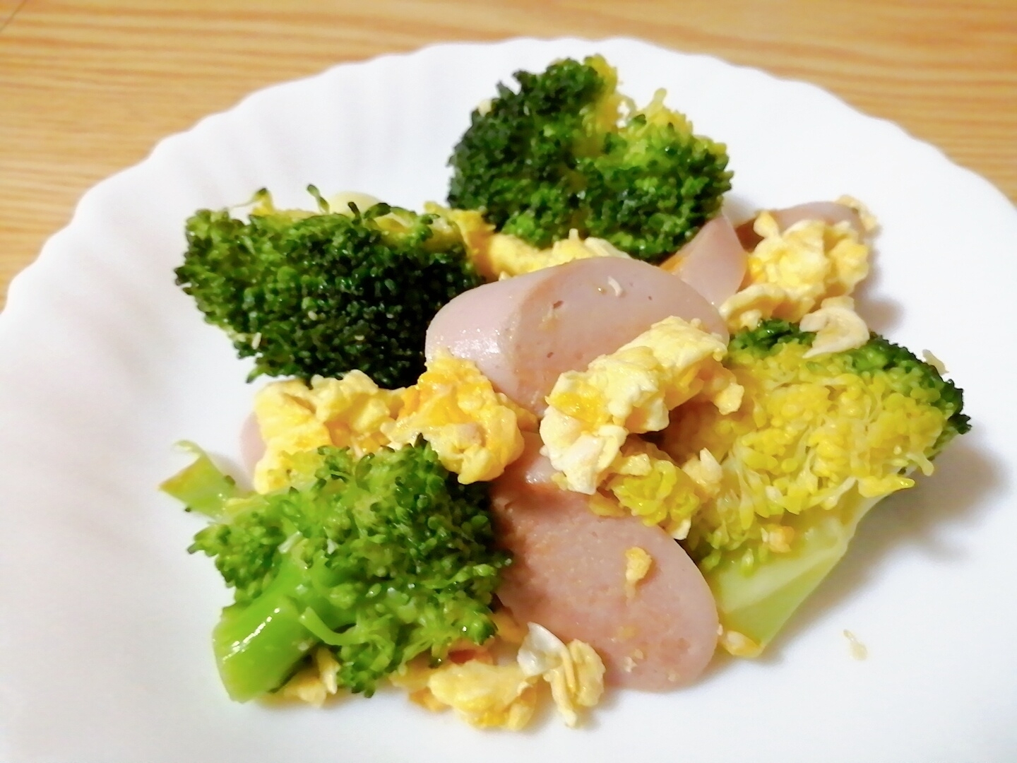 ブロッコリーと魚肉ソーセージと卵の炒め物