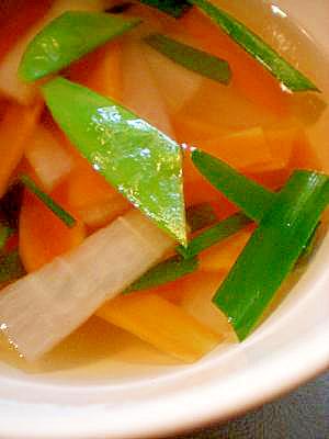 ニラとスナップエンドウと根菜の野菜スープ