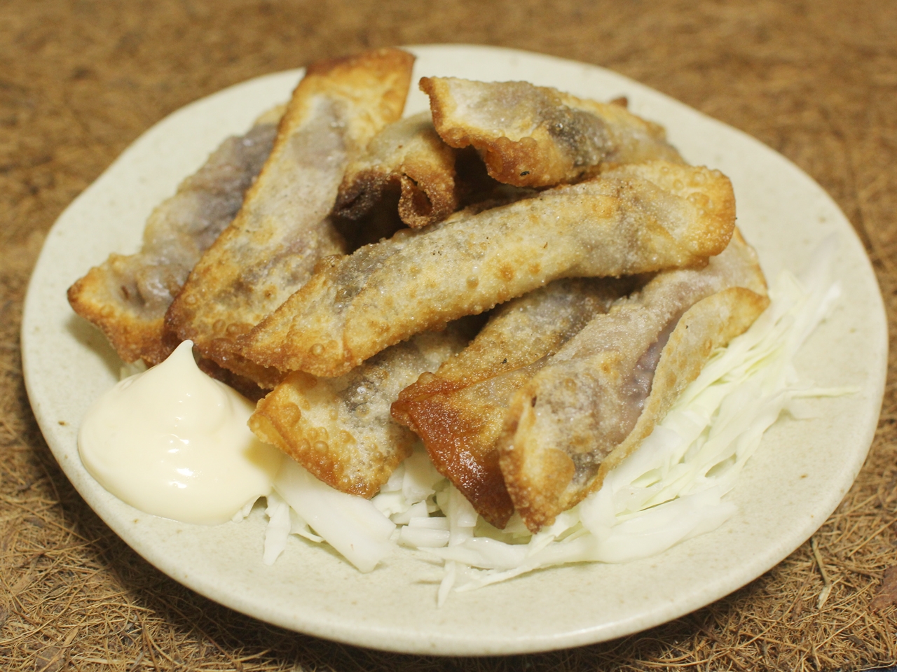 餃子皮で簡単！「モウカザメの揚げスティック」