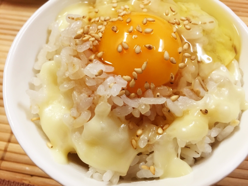 和洋のコラボ！チーズ醤油かけ卵ごはん