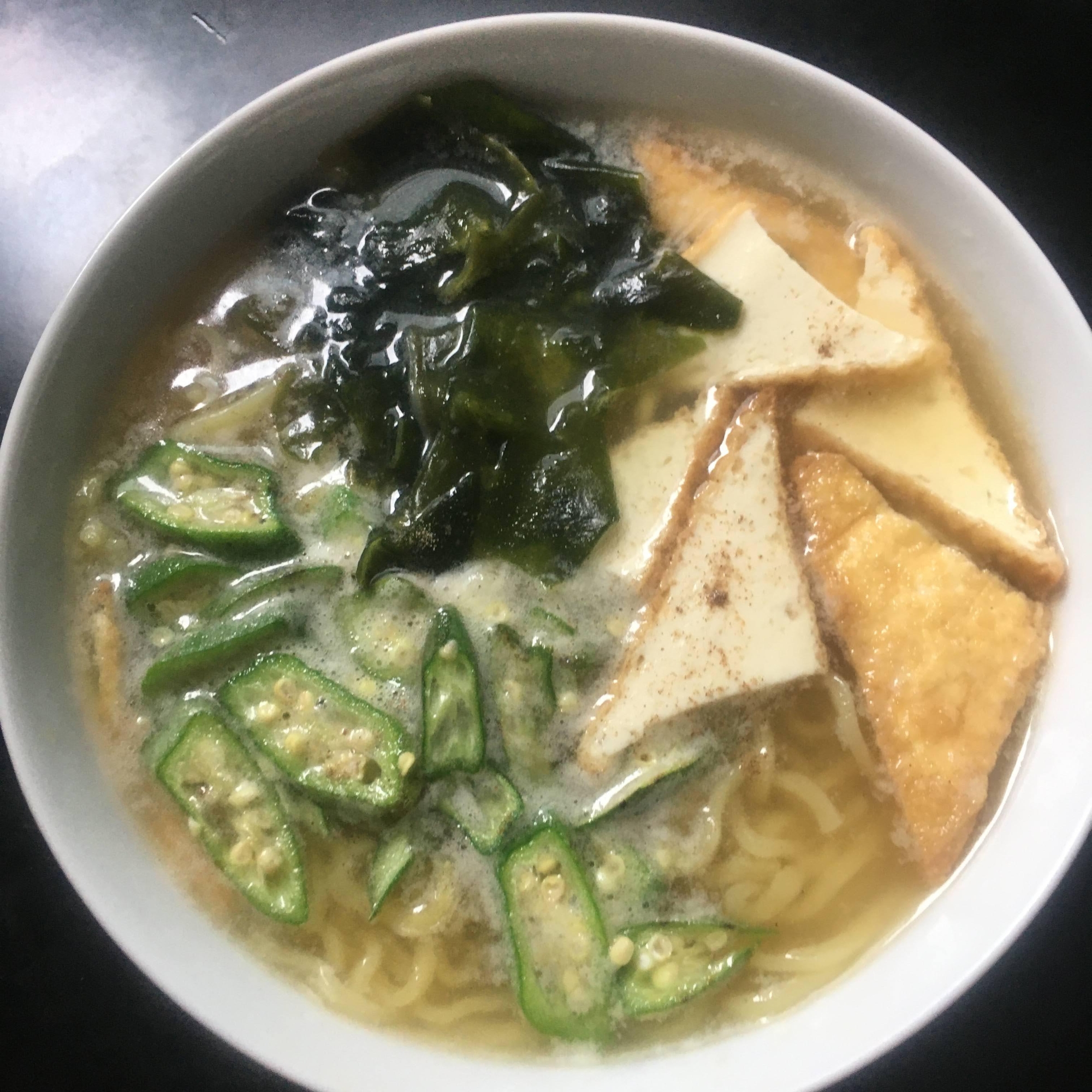 厚揚げ、おくら、わかめの塩ラーメン