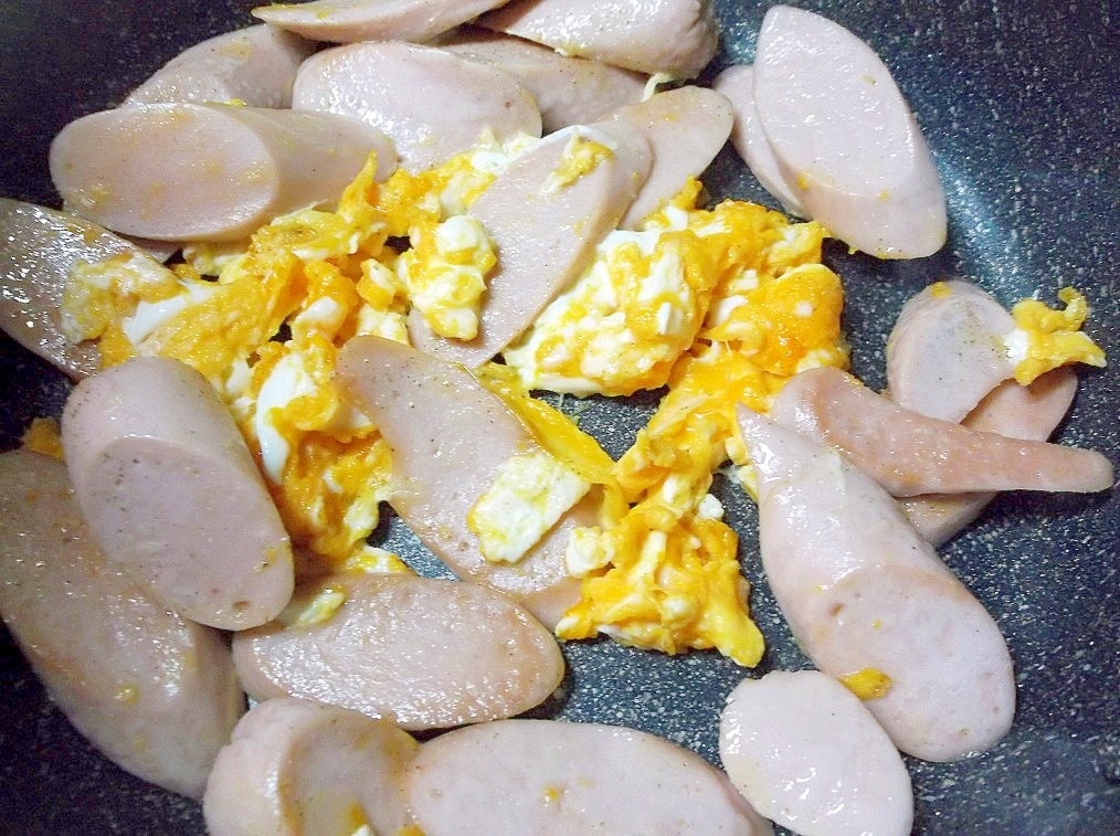 甘い卵と魚肉ソーセージ炒め