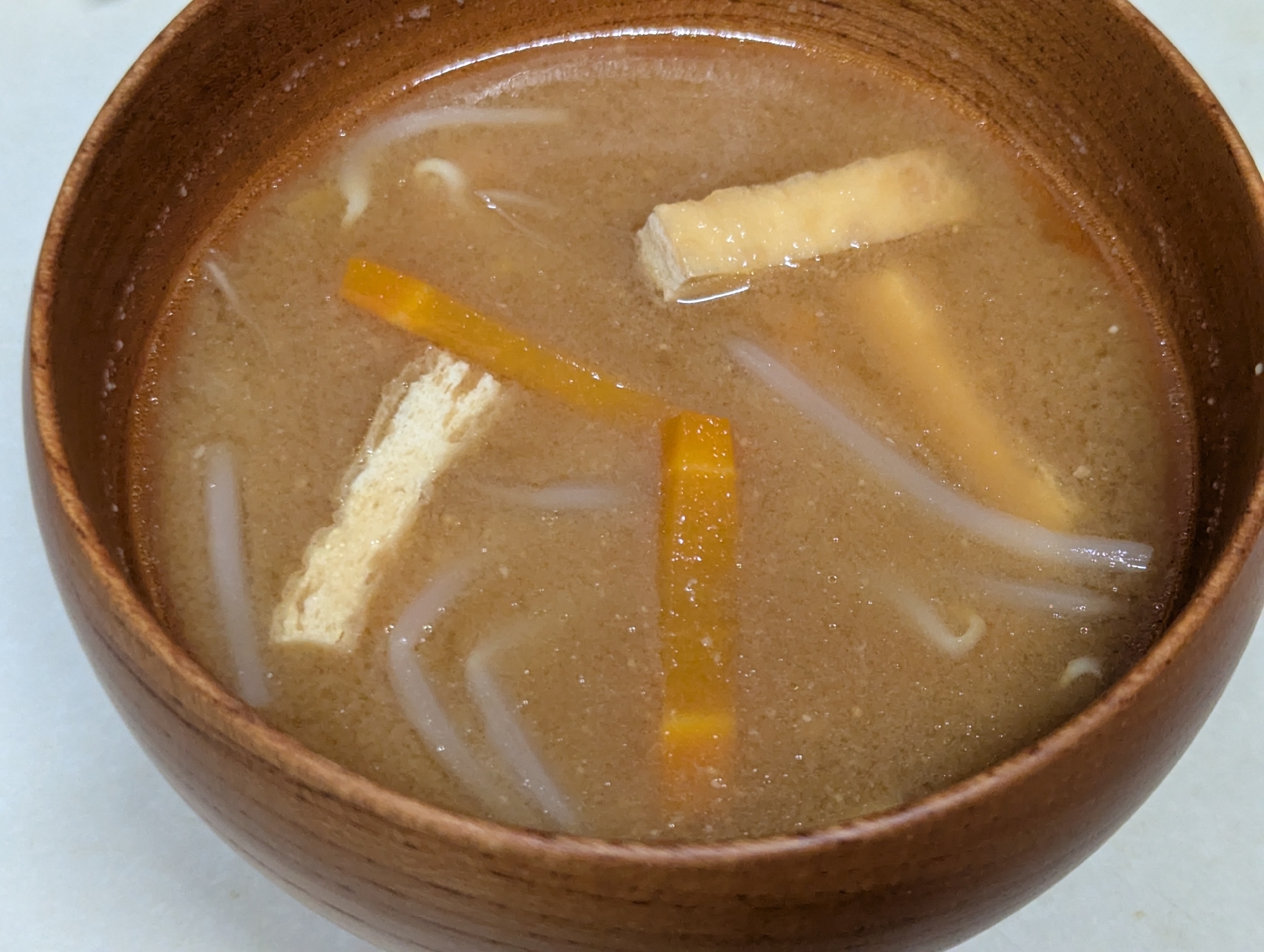 もやし、にんじん、油揚げ、のお味噌汁