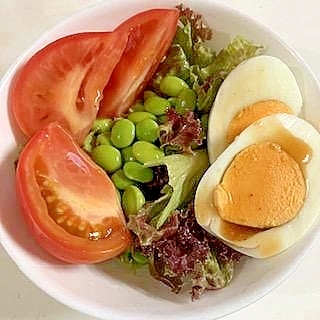 茹で卵・枝豆・トマト・サニーレタスのサラダ
