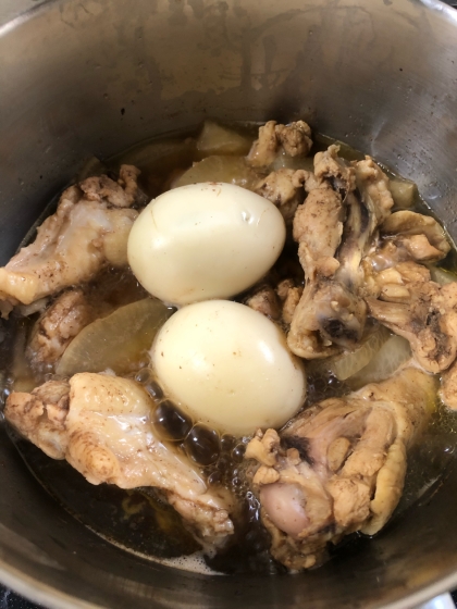 骨付き鶏肉と、ゆでたまごと、大根の煮物。