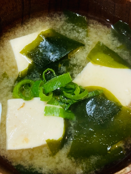 お湯が沸騰すれば完成！豆腐とわかめの味噌汁