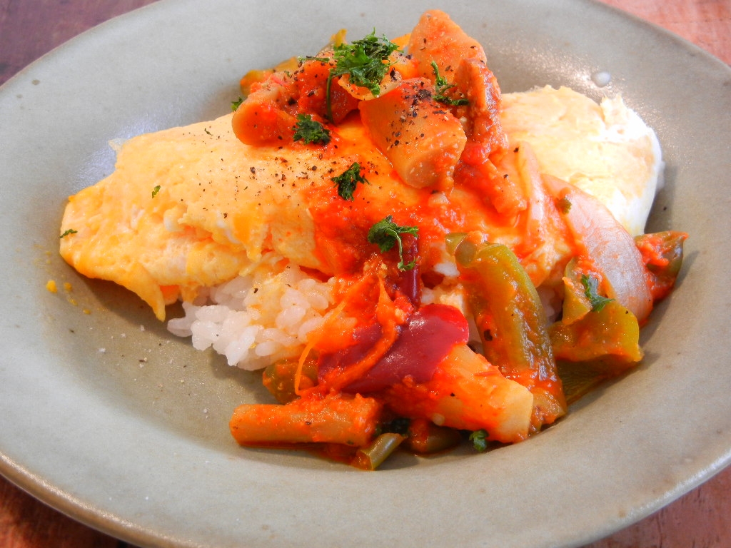 グレーの丸皿に盛り付けた余ったラタトゥイユでオムライス