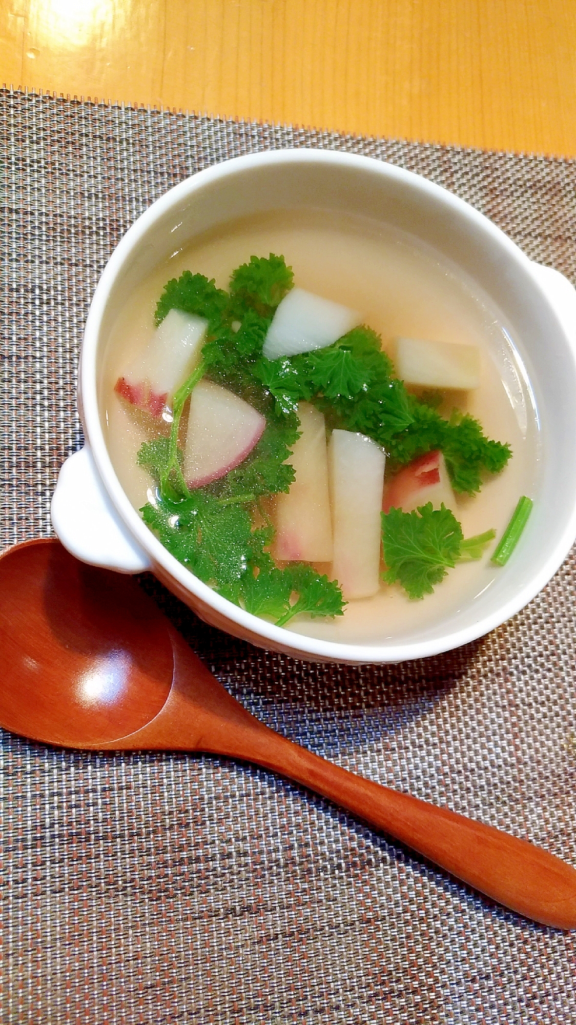 ラディッシュのコンソメスープが白い器に入っているところ