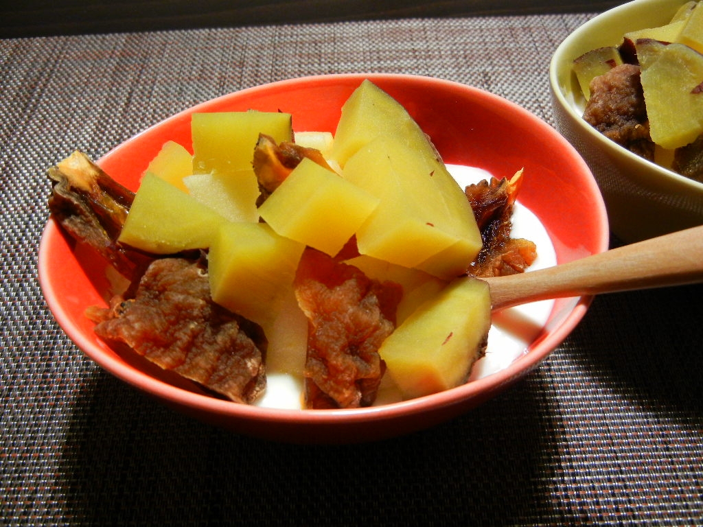 焼きイモと干し柿とリンゴのメープルヨーグルト