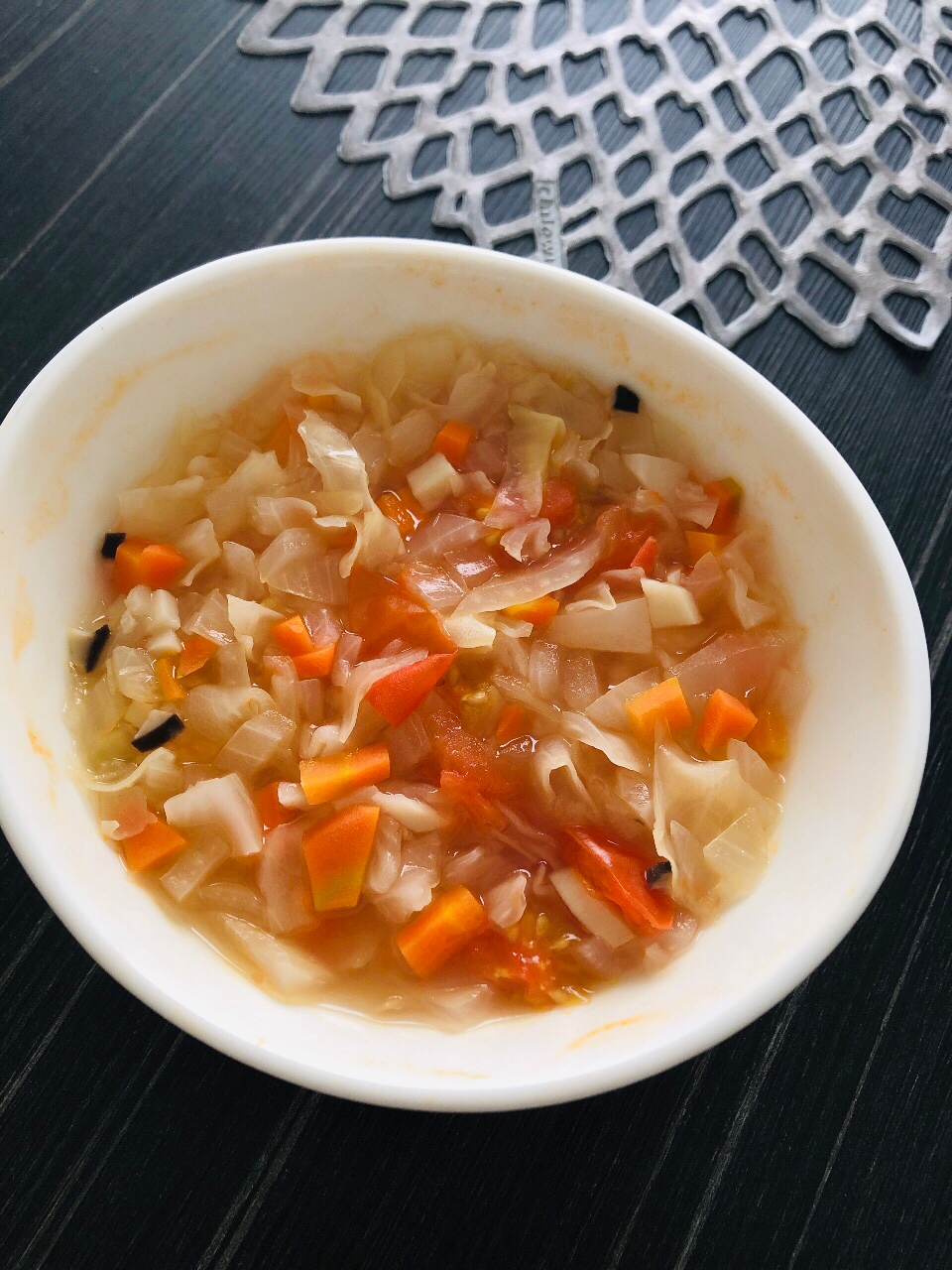 ミニトマトとブイヨンでコトコト煮込んだ野菜スープ