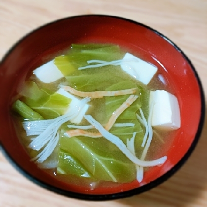 カニカマとキャベツと豆腐のお味噌汁