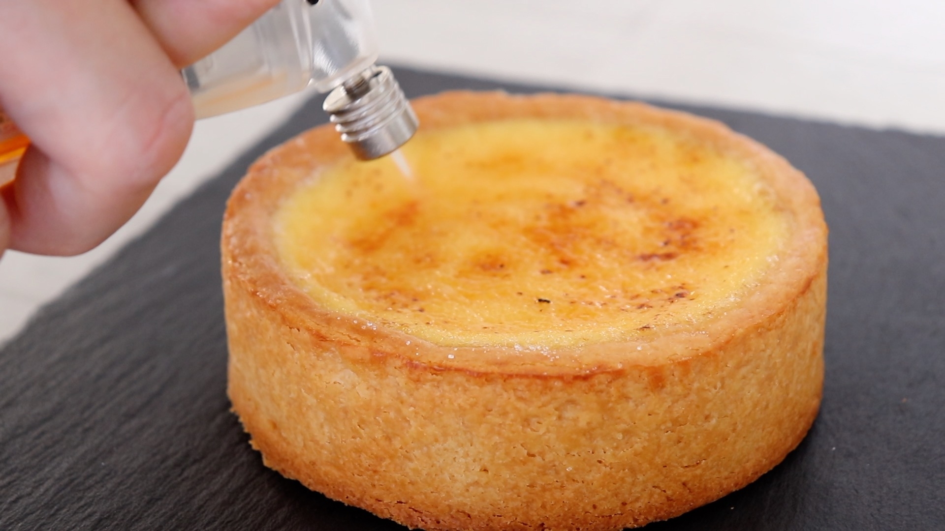 材料4つで濃厚クリームブリュレタルト