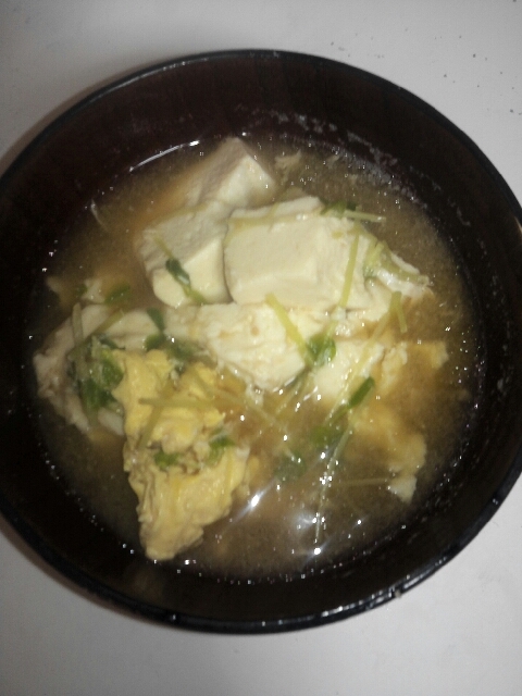 豆腐と豆苗と卵の味噌汁