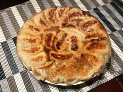 手作り餃子を羽根付きで焼きました。
パリパリで美味しく出来ました。
ありがとうございました♡