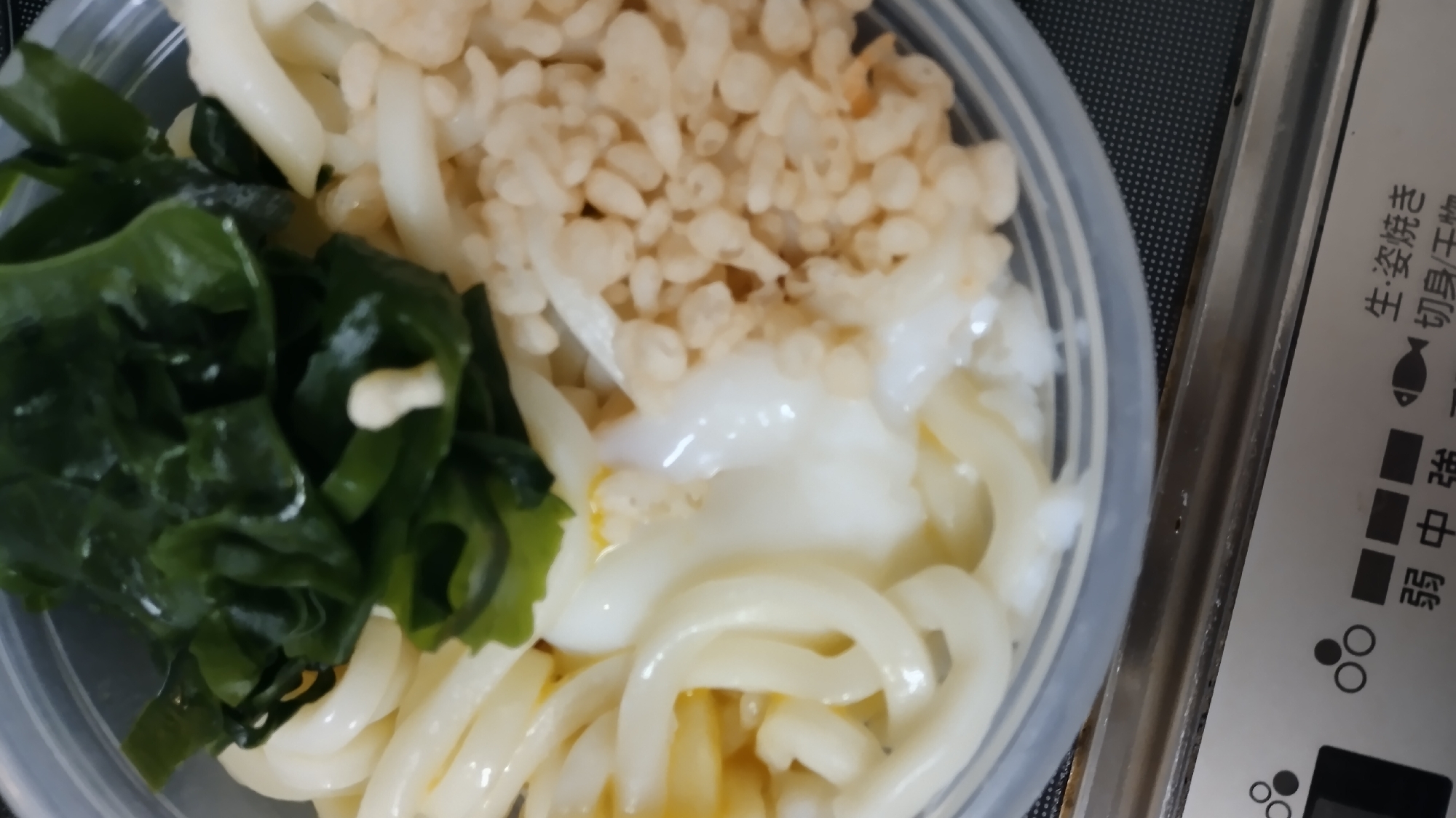 天かすとわかめの温玉ぶっかけうどん