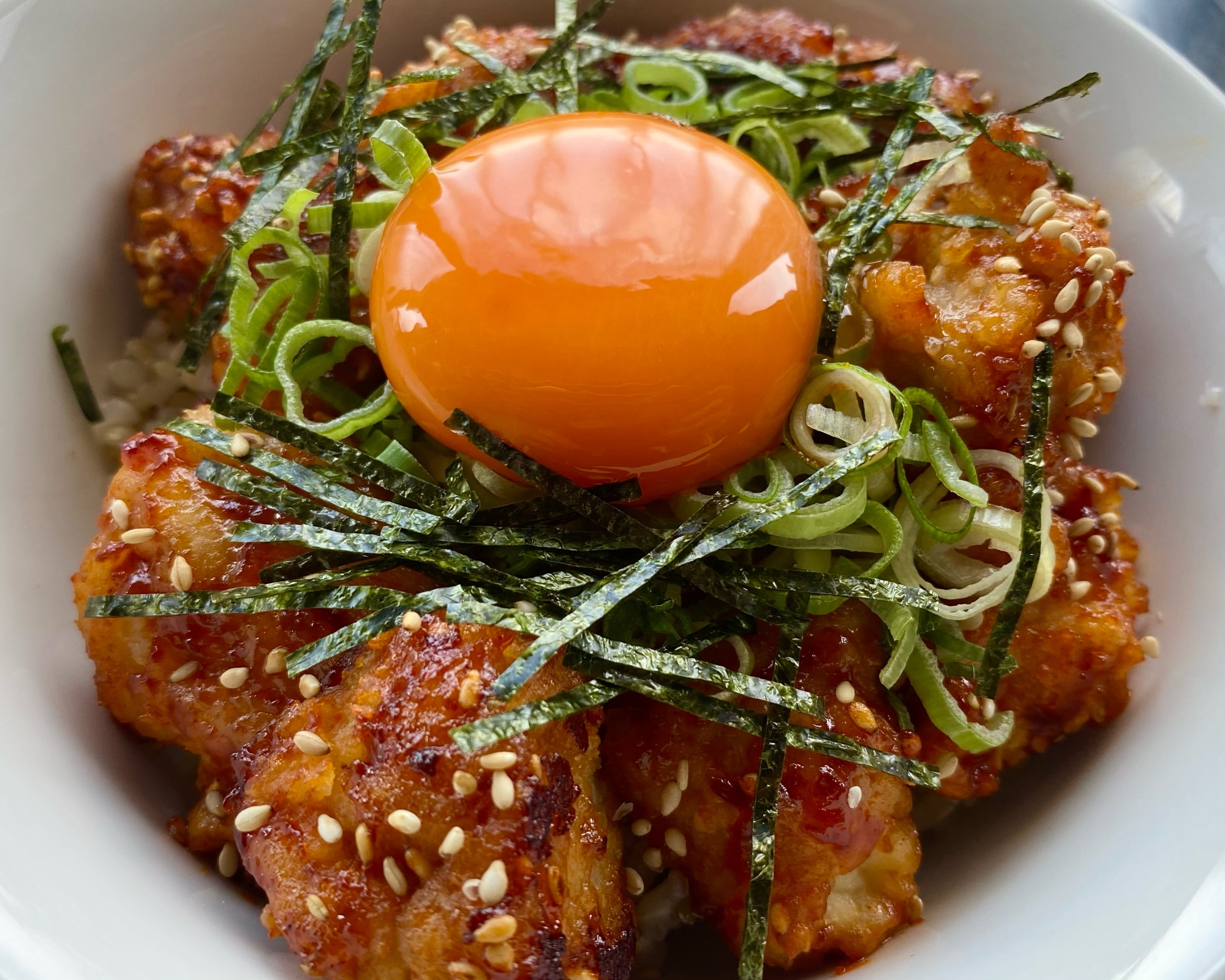 卵黄をのせた唐揚げ丼
