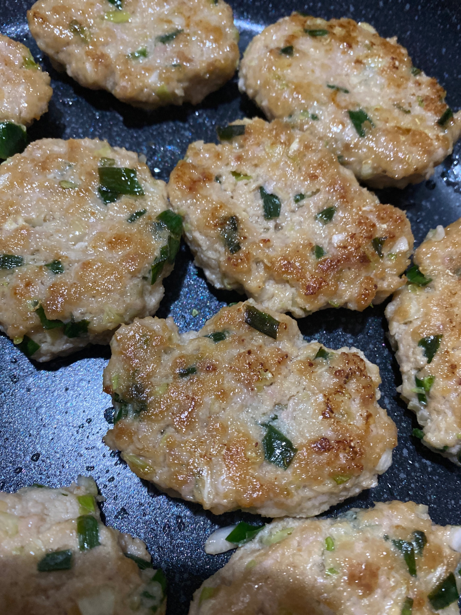 余った餃子のタネで⭐️ふんわり豆腐つくねバーグ