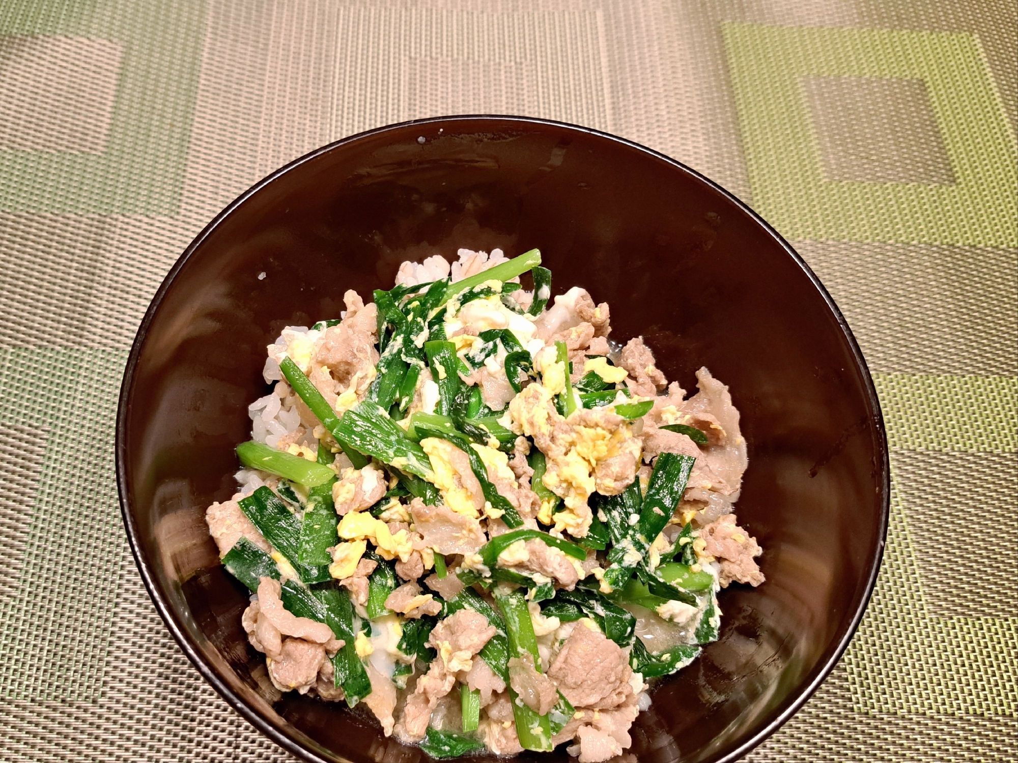 豚こま切れ肉と にらの卵とじ丼