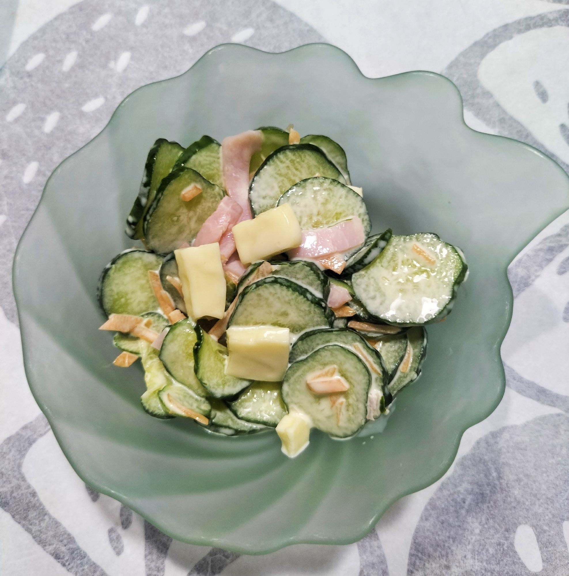 胡瓜とチーズのサラダ