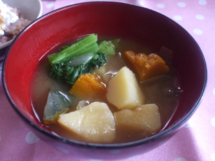 こんにちは☁
今朝の朝食に頂きました♫朝晩冷えてきたから、おいも類のお味噌汁がほっこりあったまります♡具だくさんでとっても美味しかったです♪ごちそうさまでした✿