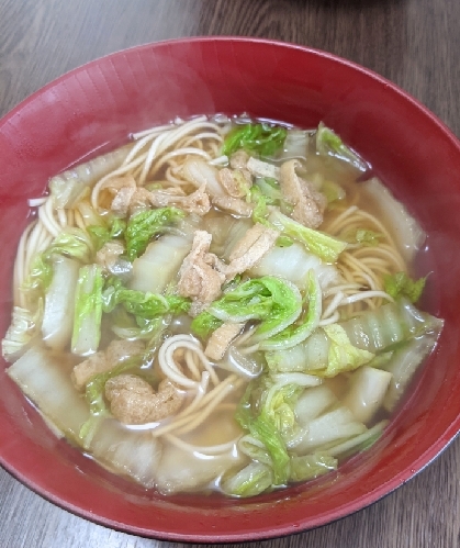 白菜と油揚げでとてもホッとします。これから定番になりそうです♪
茹でた熱々冷麦を器に盛り、少し濃い目に作った白菜つゆをかける形で仕上げました(*^^*)