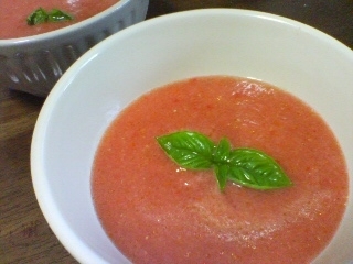 完熟のプチトマト（赤＆黄色）で作ってみました。
簡単なのに美味しいスープでした！夏にはぴったりですね♪
青唐辛子がなかったので、バジルをのせました(´∀｀)v