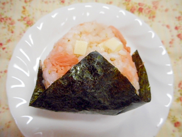 焼き鮭・チーズ・ごまのおにぎり