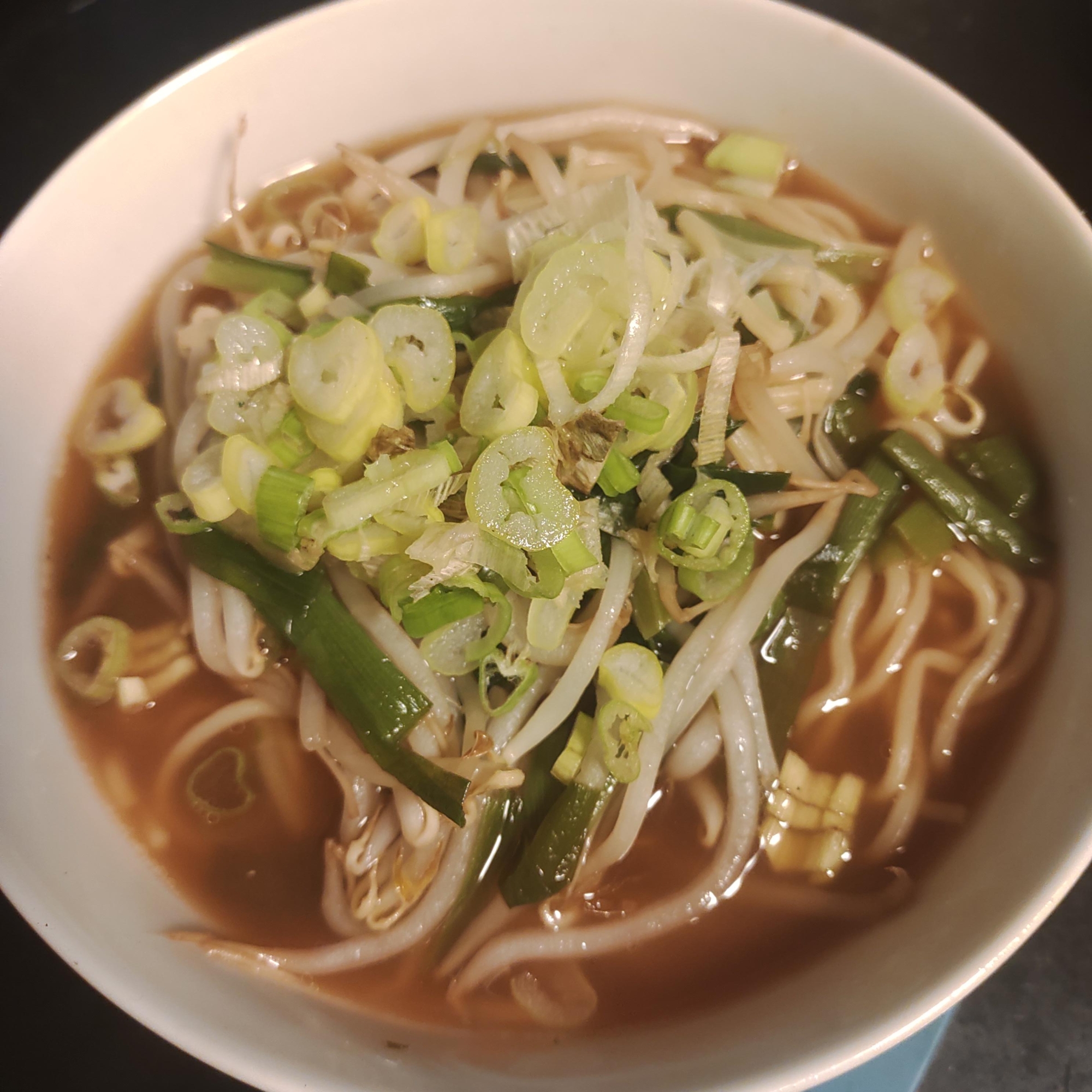 にら,しいたけ、もやし、ねぎ、中華そば