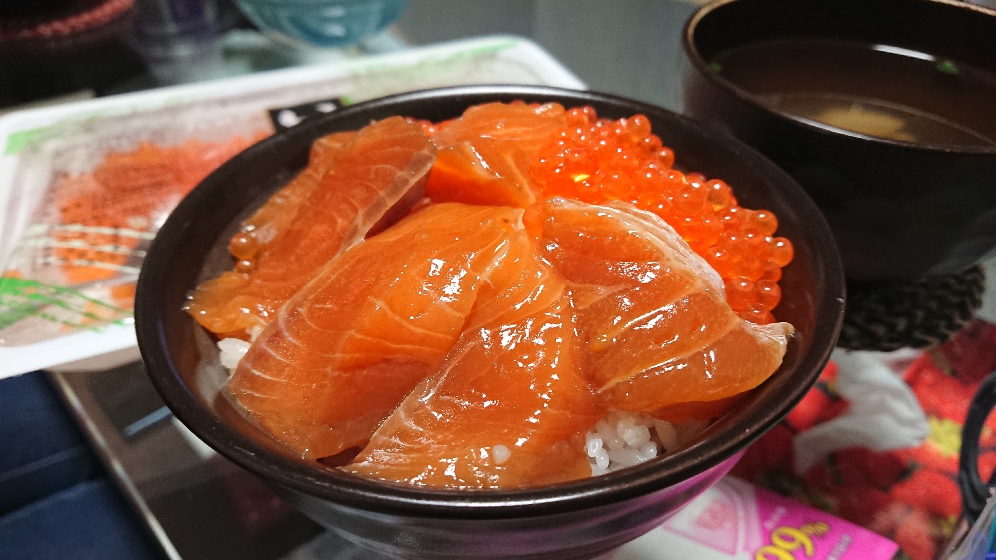 いくらとサーモン漬け丼