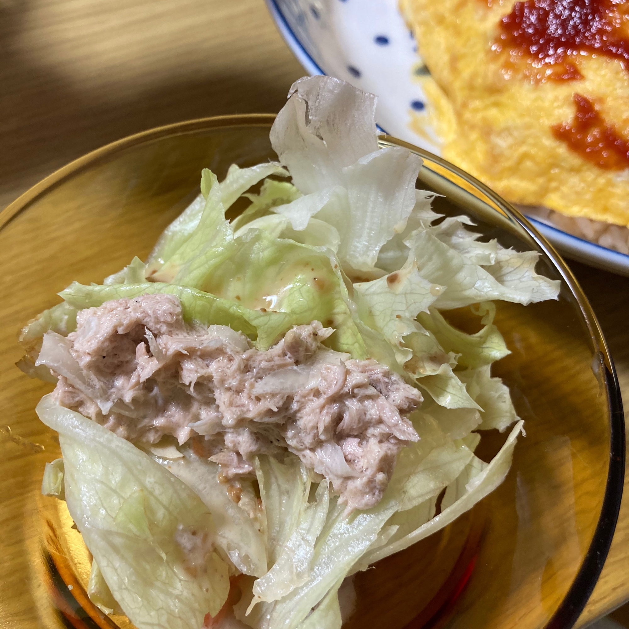 ガラスの皿に盛られたツナマヨのレタス包み