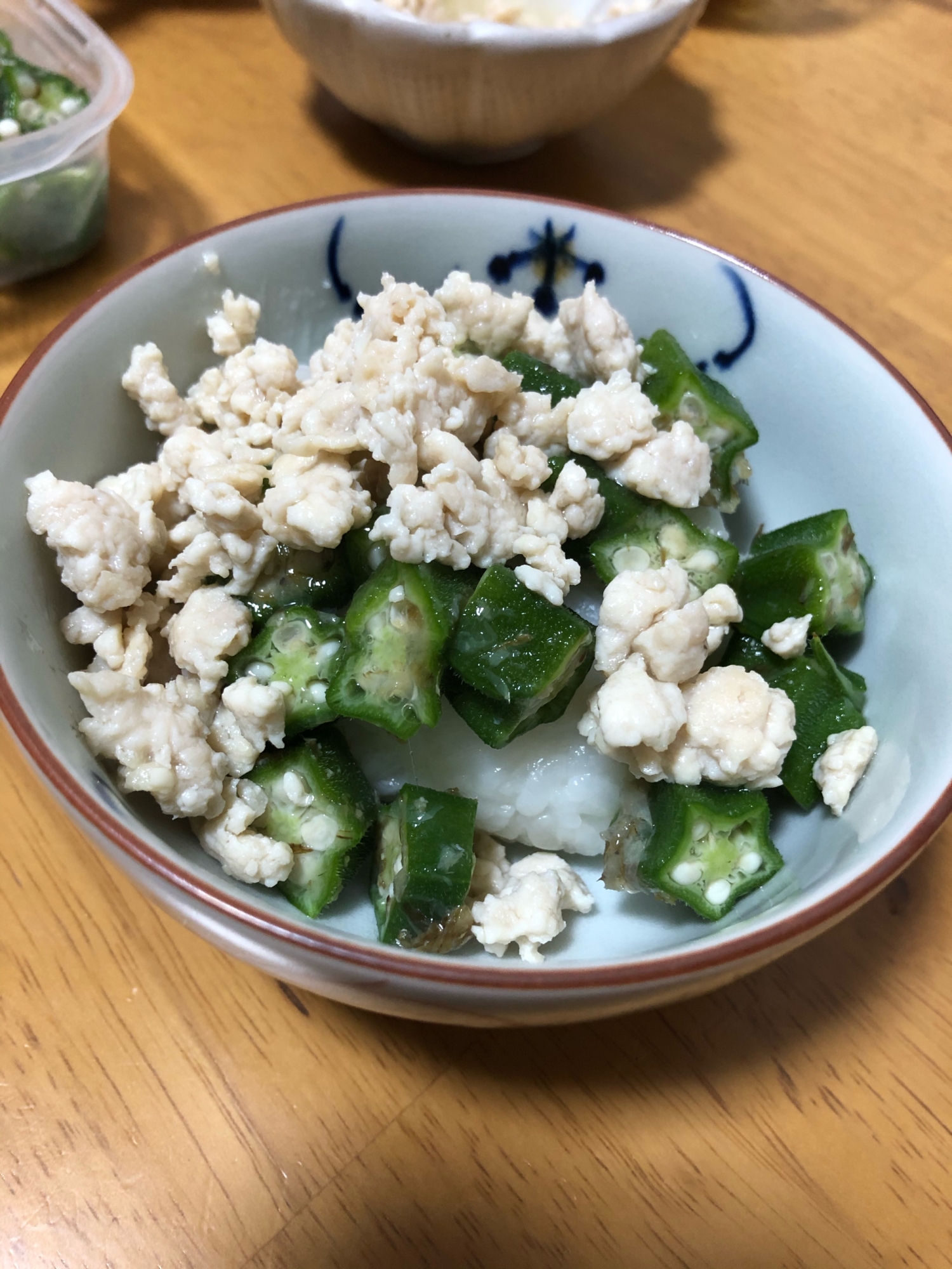 そぼろとオクラ丼