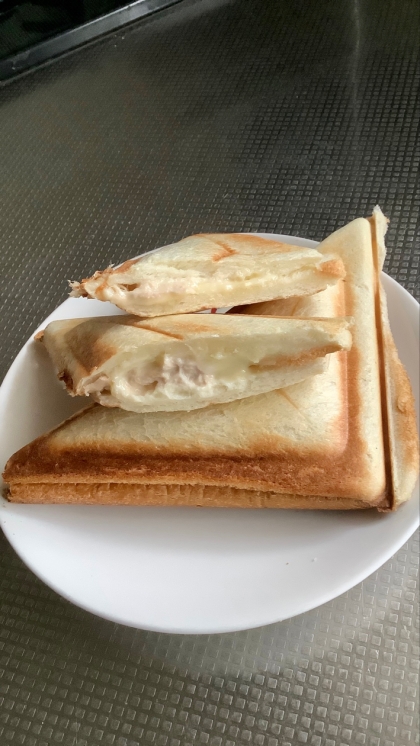 ツナマヨとチーズのホットサンド