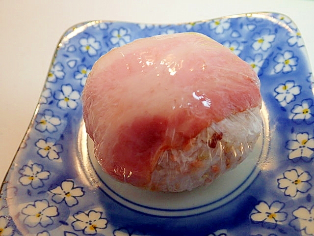 生姜香る　鮭フレークのベーコン巻き雑穀おにぎり