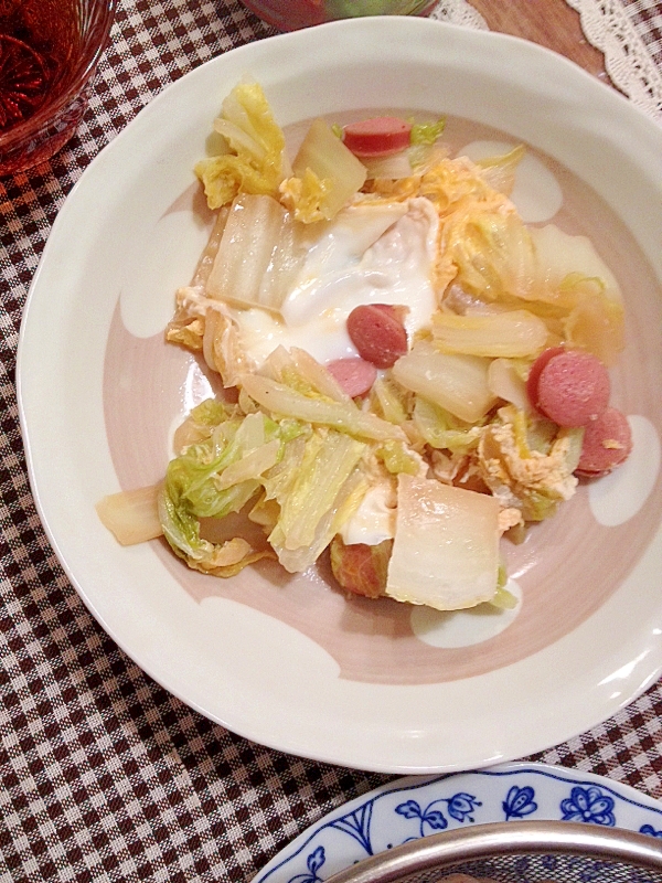 白菜をたっぷり摂れちゃう♫白菜とソーセージの卵とじ