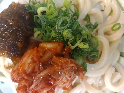 キムチと生もずくとねぎのぶっかけうどん