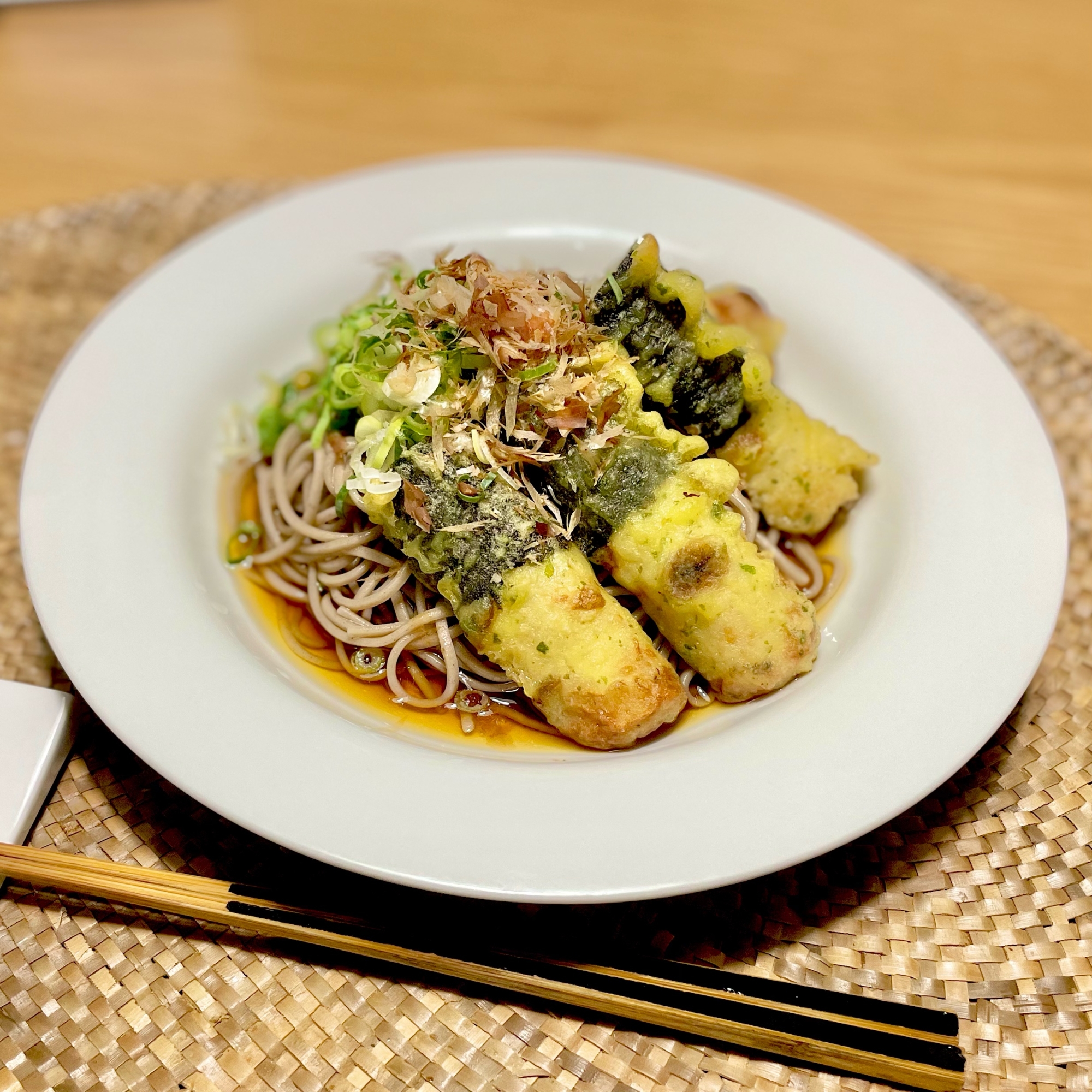 ちくわの磯辺揚げのせ冷やし蕎麦