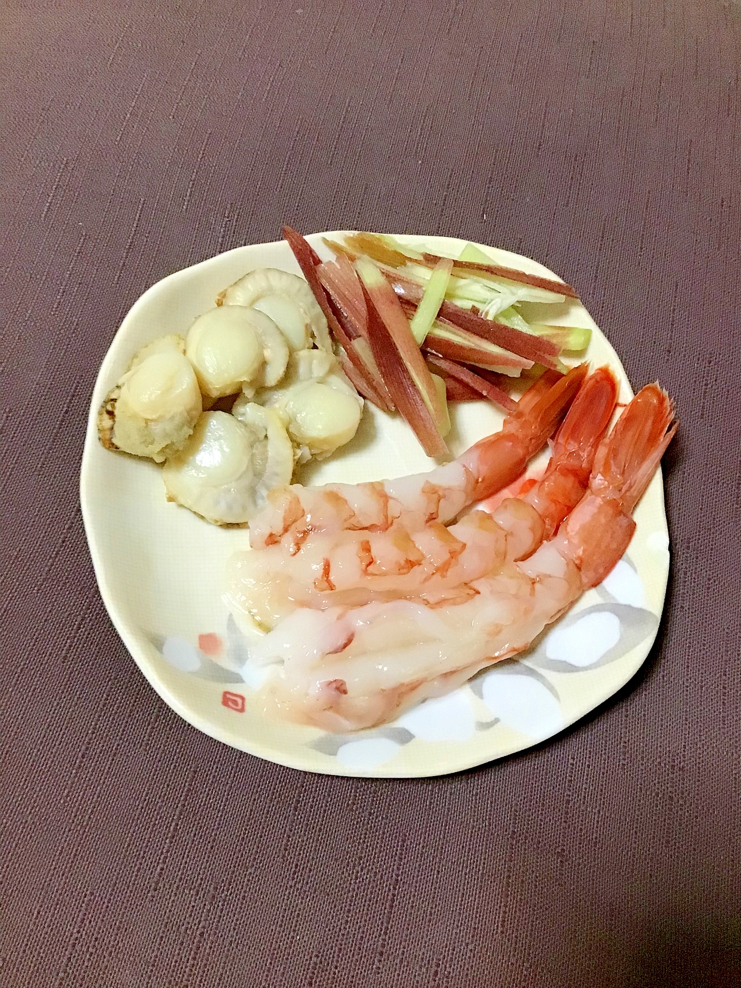 ベビーホタテの酒蒸し風と赤エビとミョウガの盛合わせ