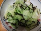胡麻たっぷりのレタス塩昆布あえ