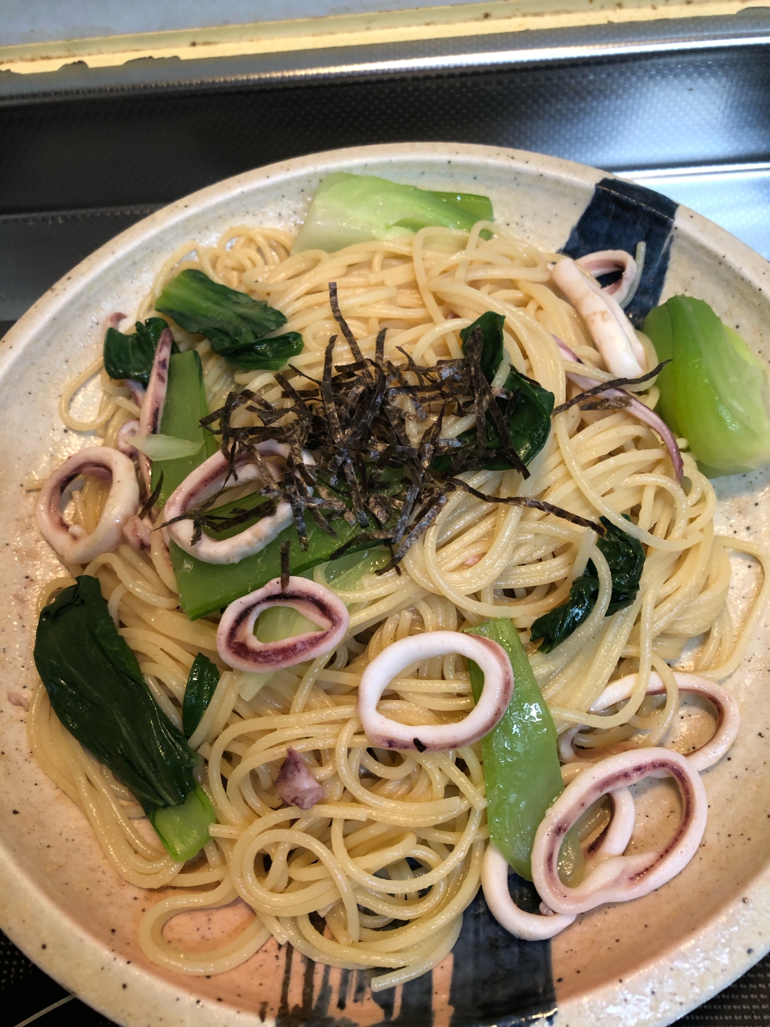 ウニ醤油が美味しい♪イカと青梗菜のバター醤油パスタ