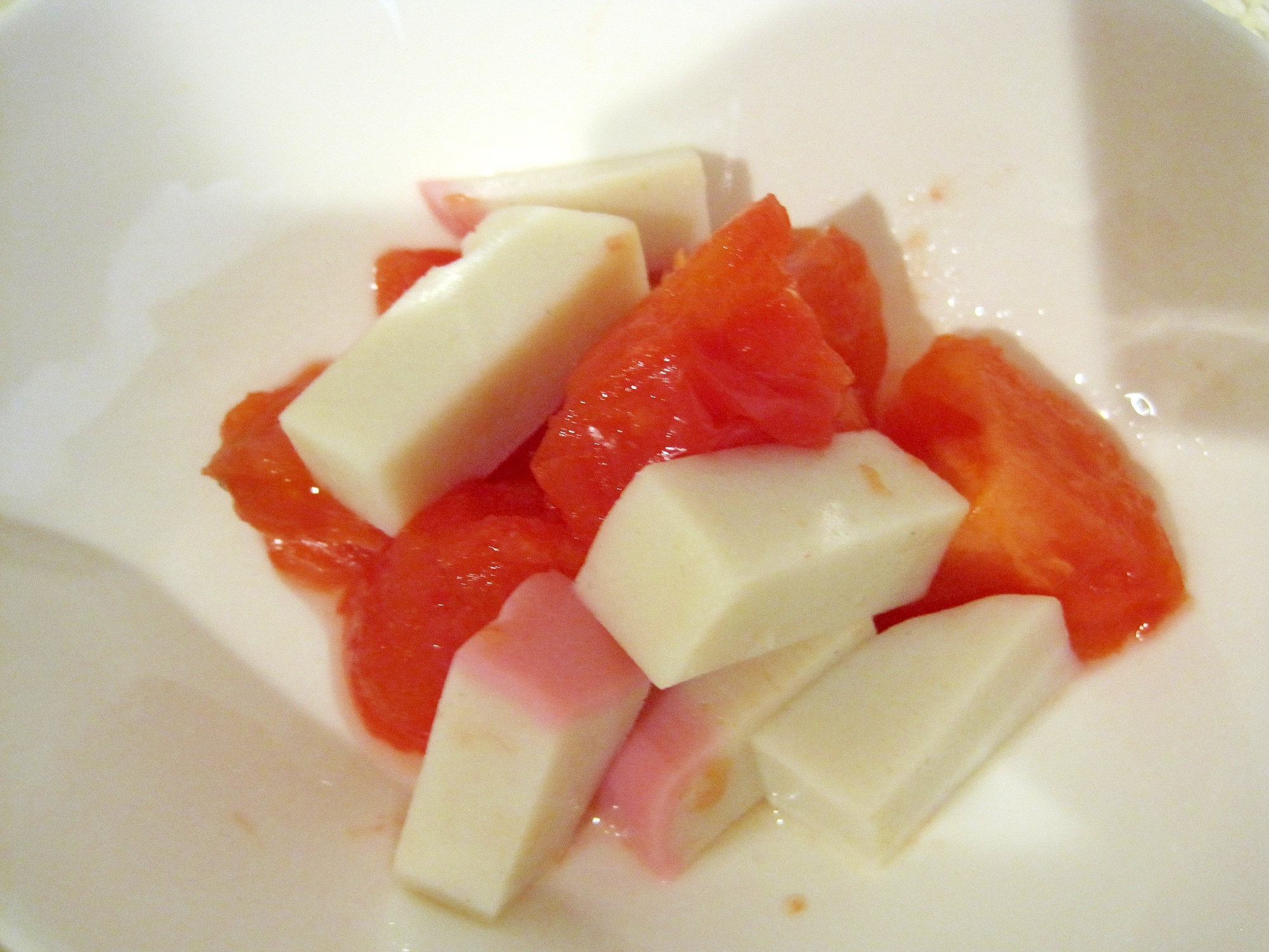 かまぼことフルーツトマトのサラダ