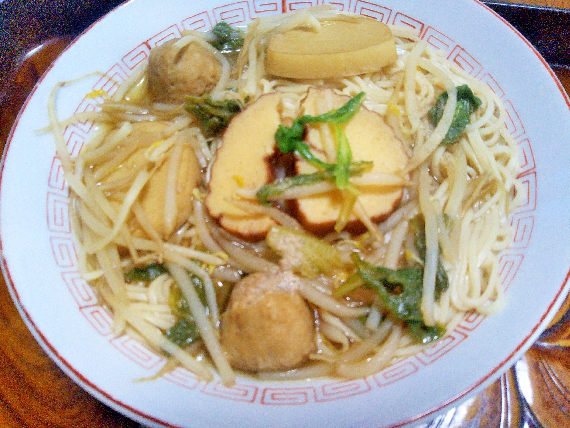 もやしリーフレタス鶏団子かまぼこ伊達巻ラーメン