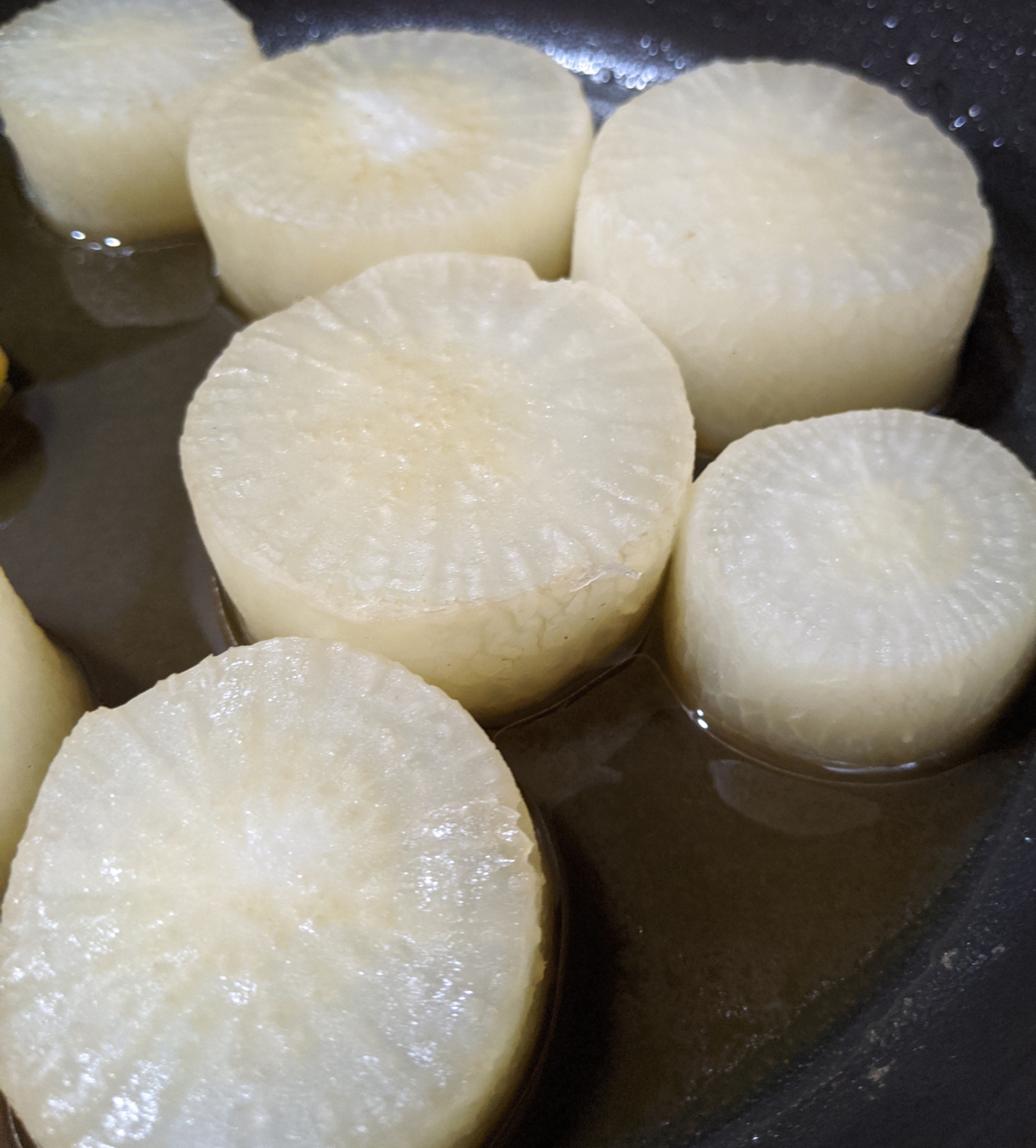 うまみが際立つ！フライパン1つで、焼き大根の煮物♡