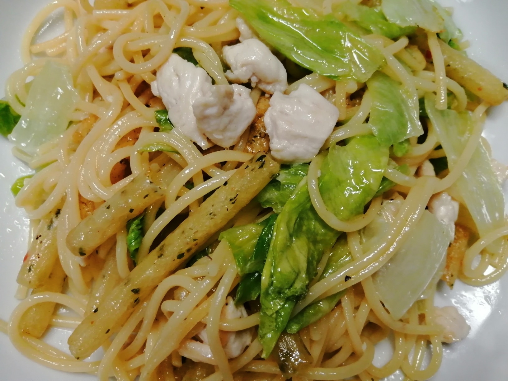 じゃがりこ鶏肉レタスのパスタ炒め レシピ・作り方 by akiakiaki32